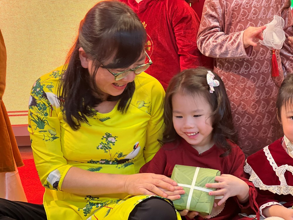 Nhiều bé lần đầu tiên được tự tay tập gói bánh nên rất hứng thú. Nhiều bé lần đầu tiên được tự tay tập gói bánh nên rất hứng thú.