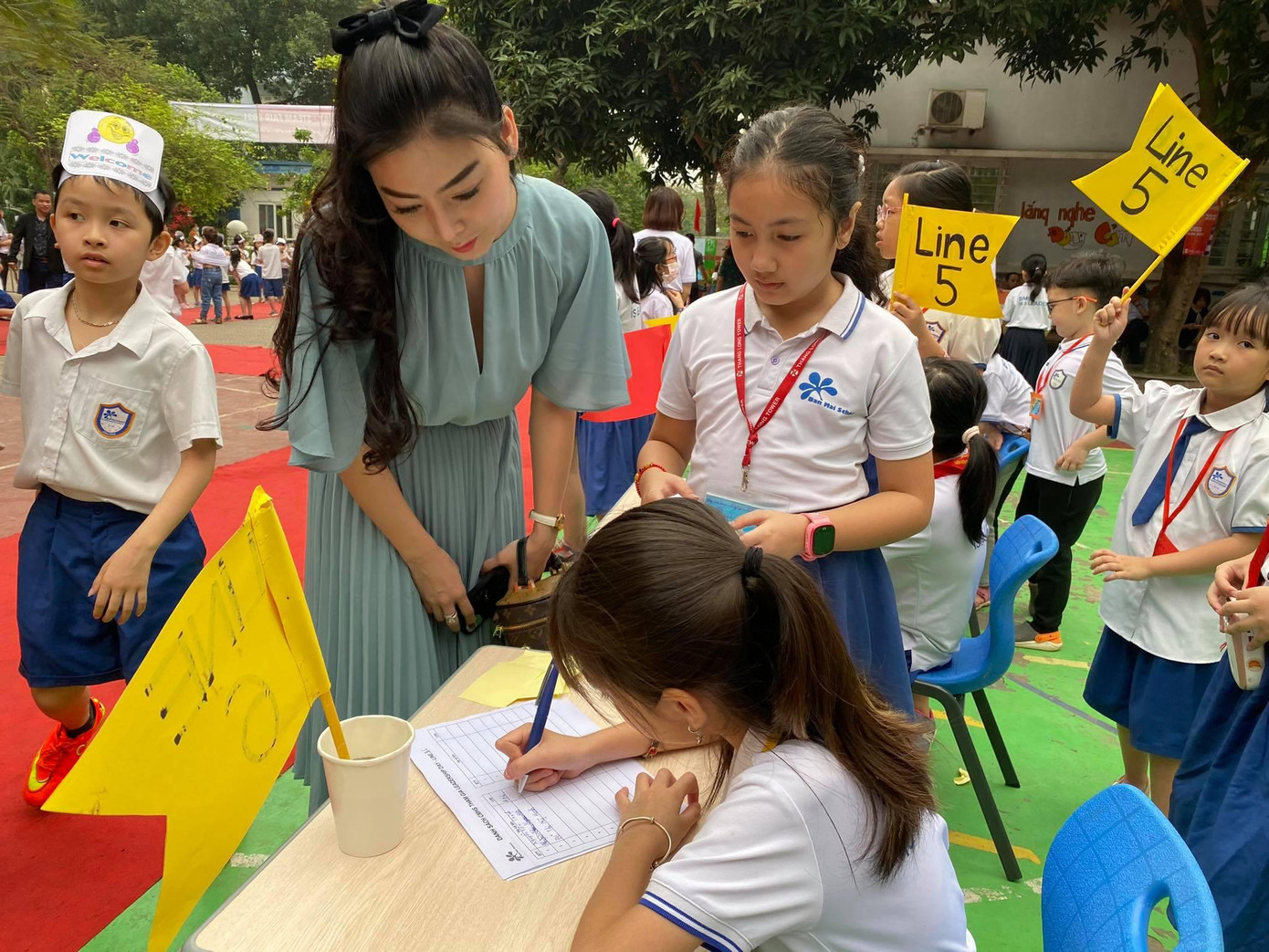 Học sinh đón tiếp khách mời tham gia chương trình.