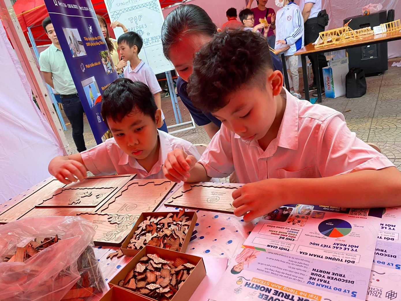 Học sinh tham gia hoạt động lắp ghép tranh.