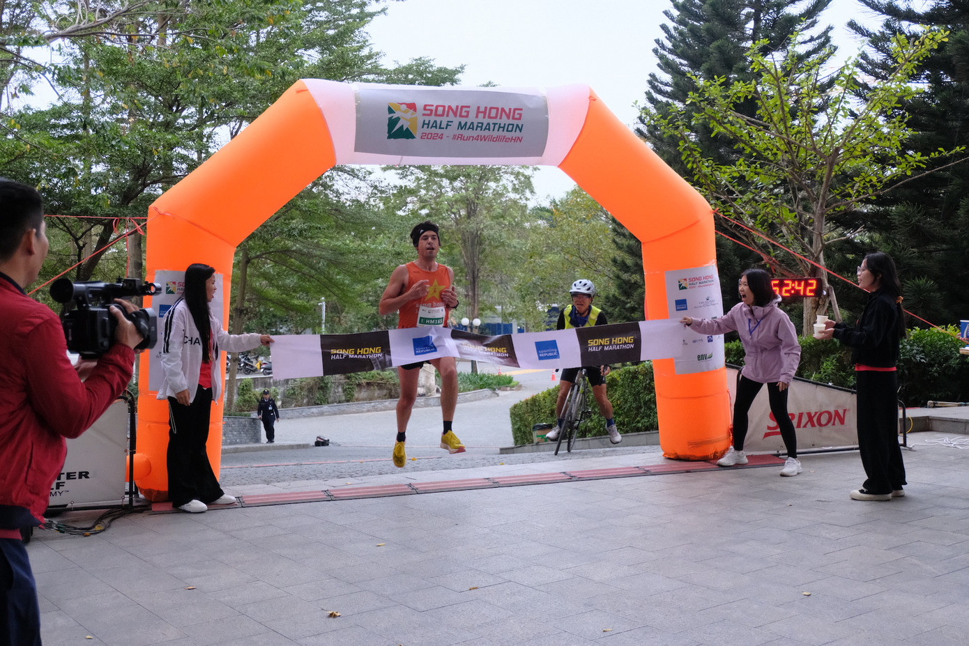 Vận động viên đầu tiên về đích. Vận động viên đầu tiên về đích.