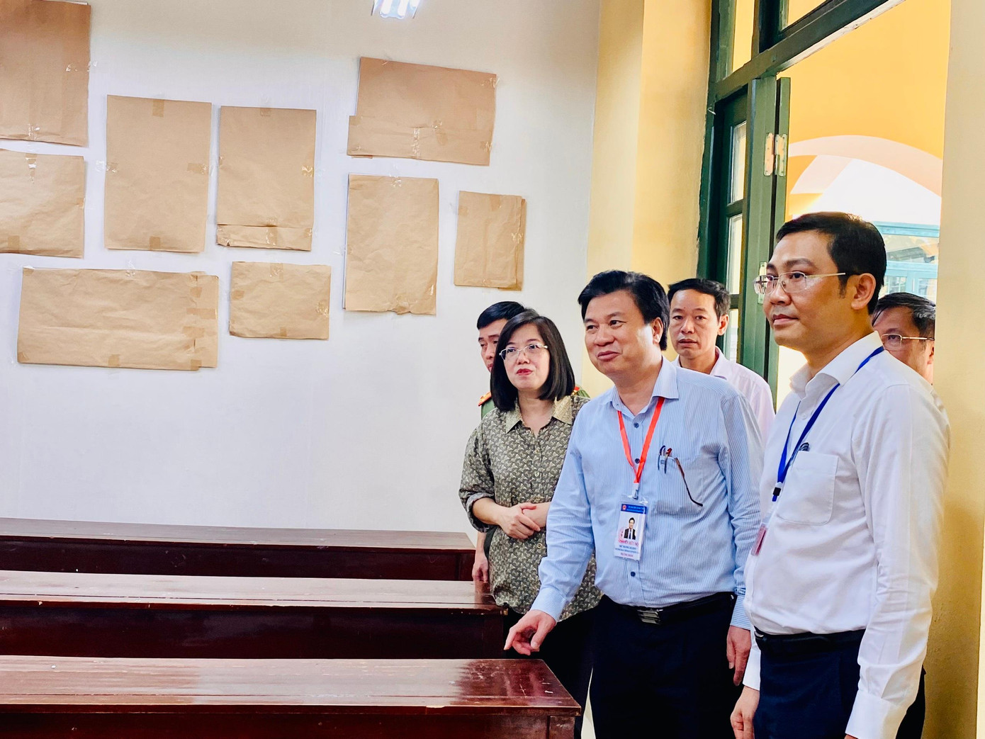 Tại trường THPT Ngô Quyền (Hải Phòng), phòng chuẩn bị cho kỳ thi vốn là lớp học trước đó có tranh, ảnh đều được nhà trường cho dán kín.