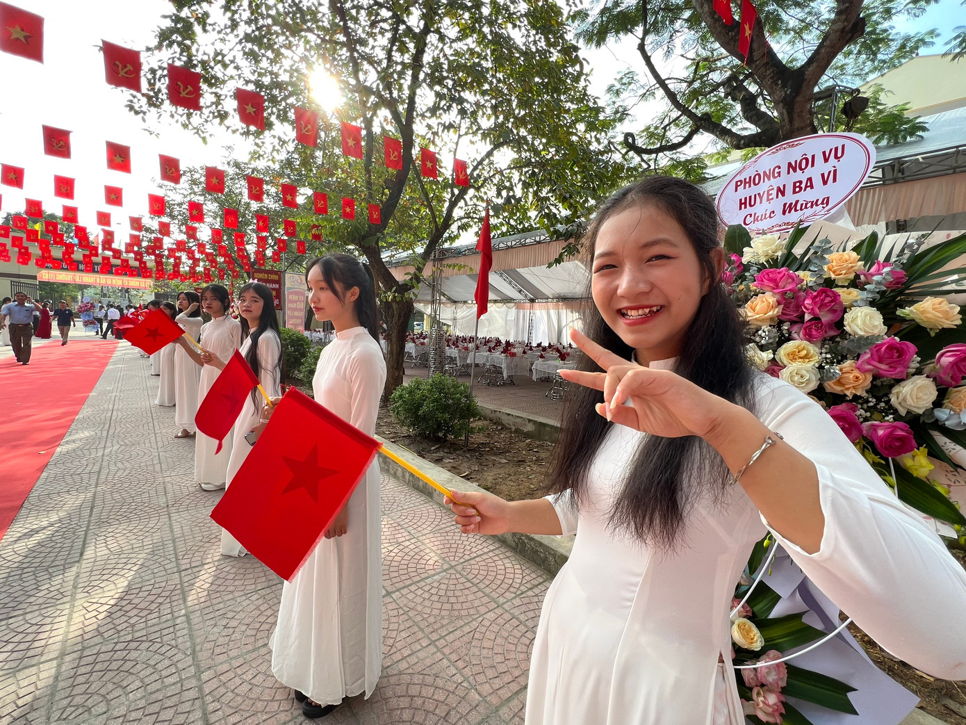 Học sinh của Trường THCS Cẩm Lĩnh tay cầm cờ hoa, chào đón đại biểu dự buổi lễ. Học sinh của Trường THCS Cẩm Lĩnh tay cầm cờ hoa, chào đón đại biểu dự buổi lễ.
