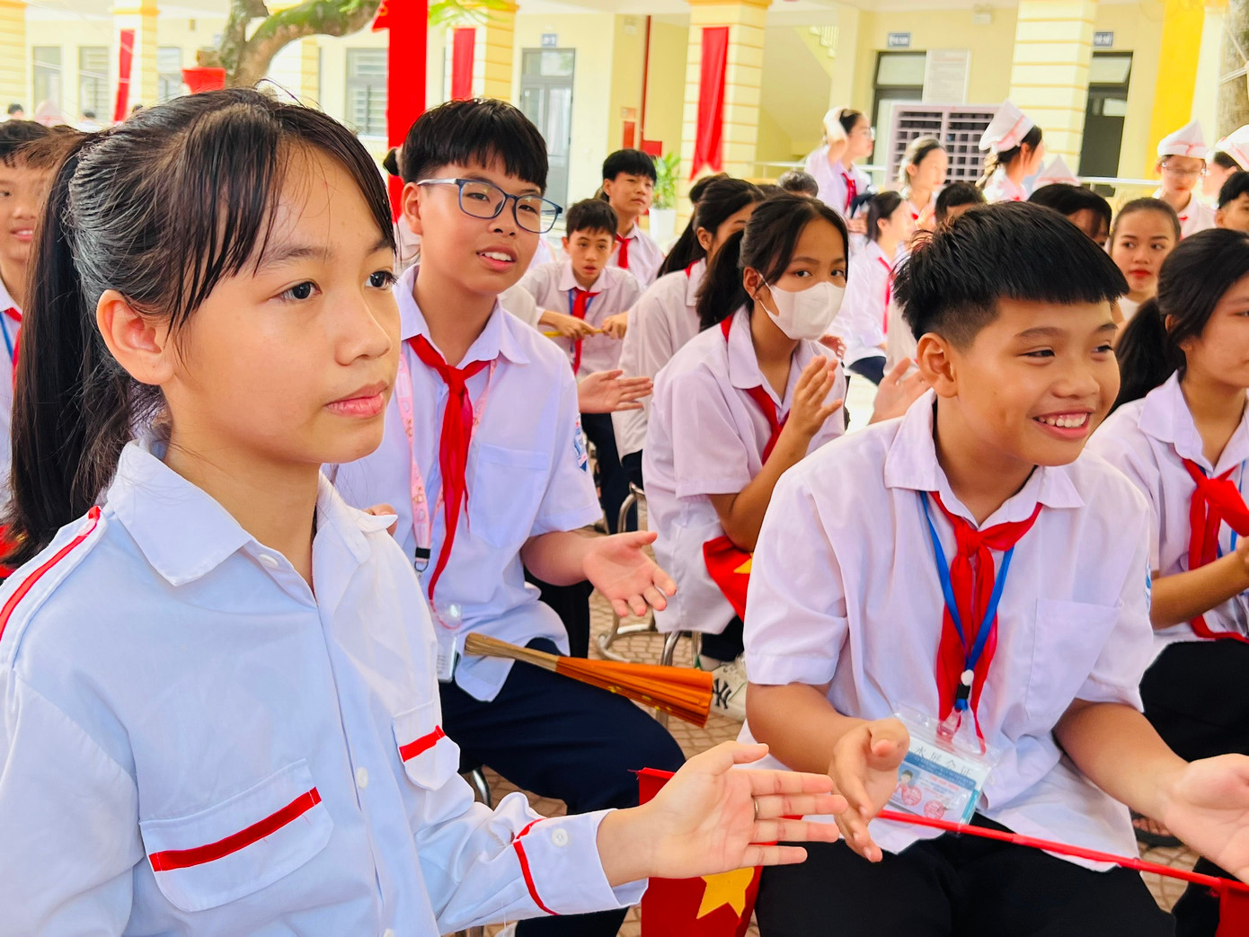 Học sinh của Trường THCS Cẩm Lĩnh hôm nay. Học sinh của Trường THCS Cẩm Lĩnh hôm nay.