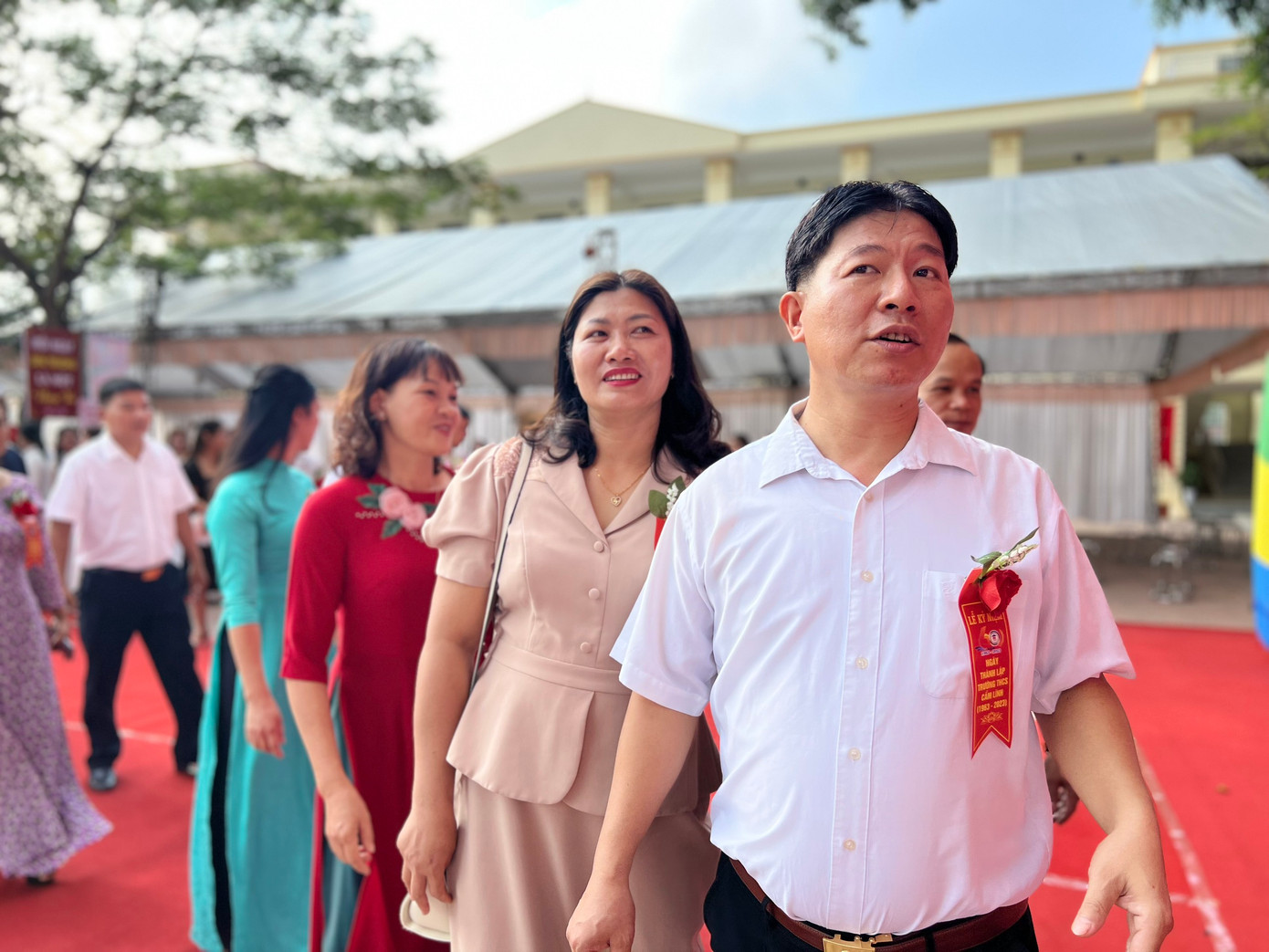 Nhà giáo, cựu học sinh các thời kỳ tề tựu mừng ngôi trường tròn 60 năm tuổi. Nhà giáo, cựu học sinh các thời kỳ tề tựu mừng ngôi trường tròn 60 năm tuổi.