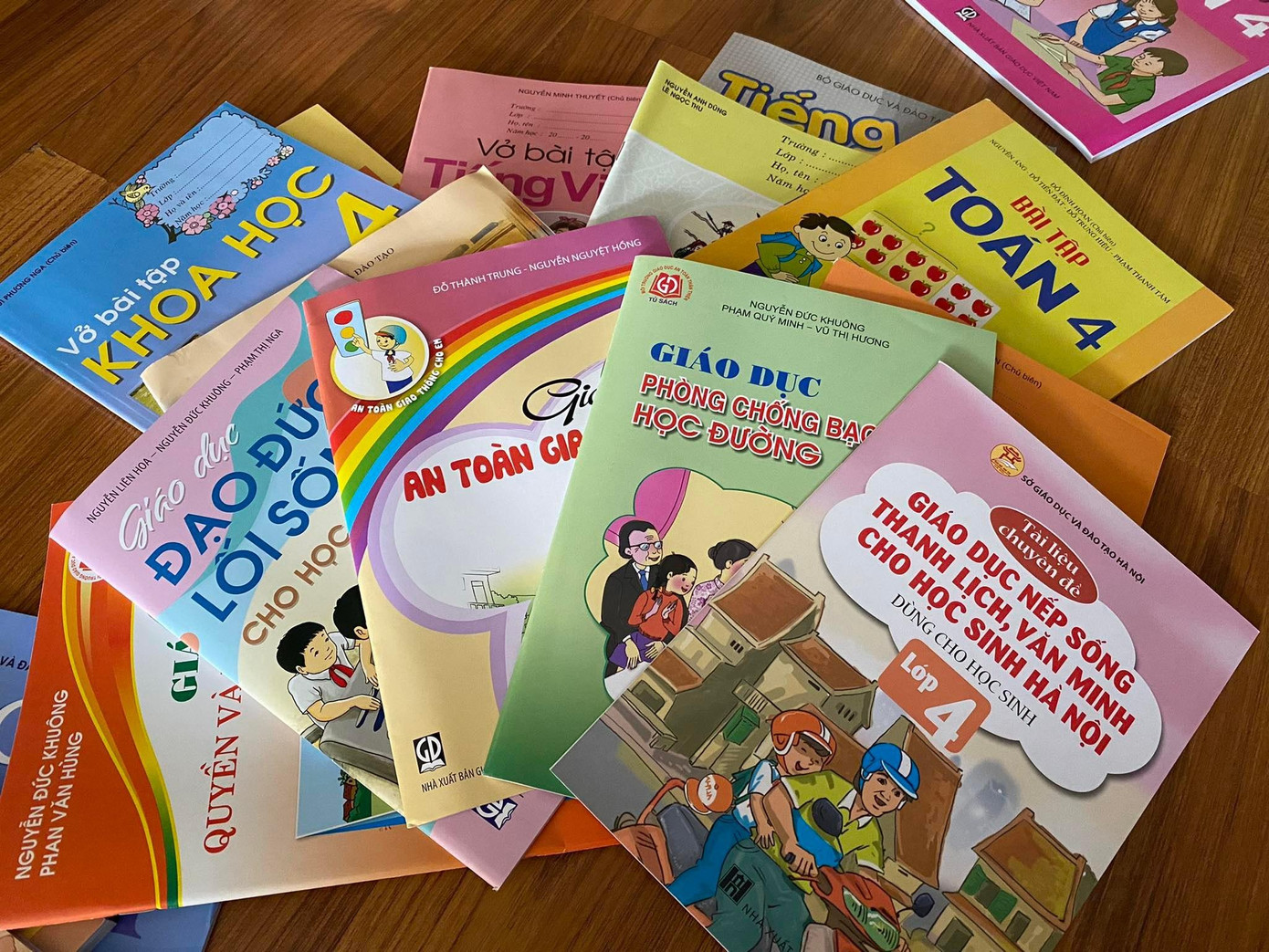 Vở bài tập kèm tài liệu tham khảo trong một bộ SGK trường bán cho học sinh năm học 2022-2023. Vở bài tập kèm tài liệu tham khảo trong một bộ SGK trường bán cho học sinh năm học 2022-2023.