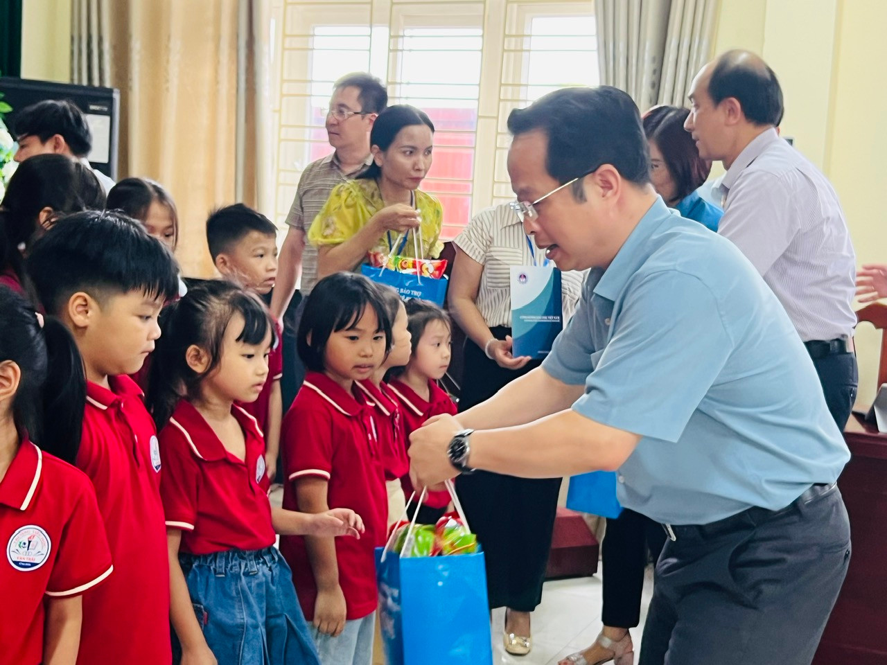 Sở GD&amp;ĐT Hà Nội tặng quà cho học sinh tại huyện Ứng Hoà và Mỹ Đức.