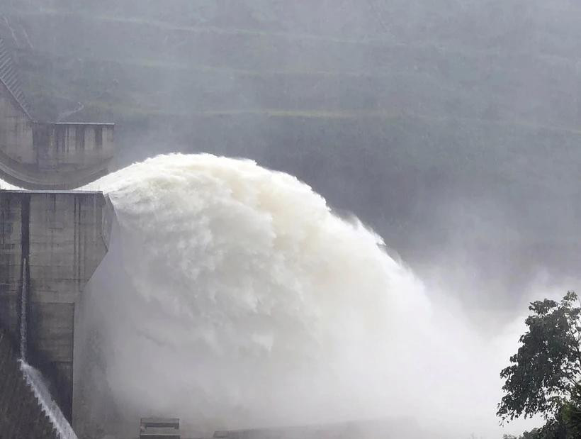 Thuỷ điện Tuyên Quang mở thêm 2 cửa xả đáy trong hôm nay (29/6). Thuỷ điện Tuyên Quang mở thêm 2 cửa xả đáy trong hôm nay (29/6).