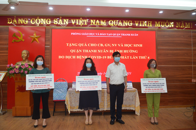 Quận Thanh Xuân tổ chức lễ quyên góp, hỗ trợ học sinh có hoàn cảnh khó khăn.