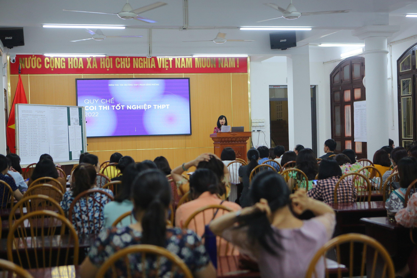 Sáng nay, điểm thi tổ chức cho cán bộ, giáo viên, nhân viên học quy chế thi. Sáng nay, điểm thi tổ chức cho cán bộ, giáo viên, nhân viên học quy chế thi.