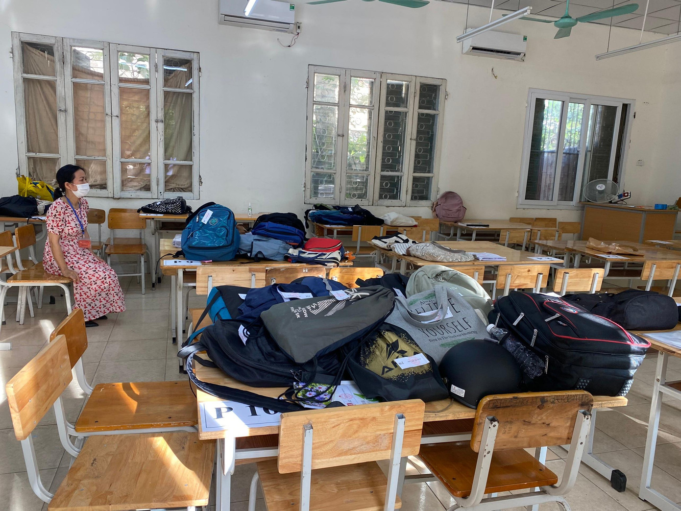 Lai Châu cũng "kêu" khó thực hiện quy định để đồ đạc thí sinh cách phòng thi tối thiểu 25 mét để chặn gian lận vì khuôn viên trường chật hẹp.