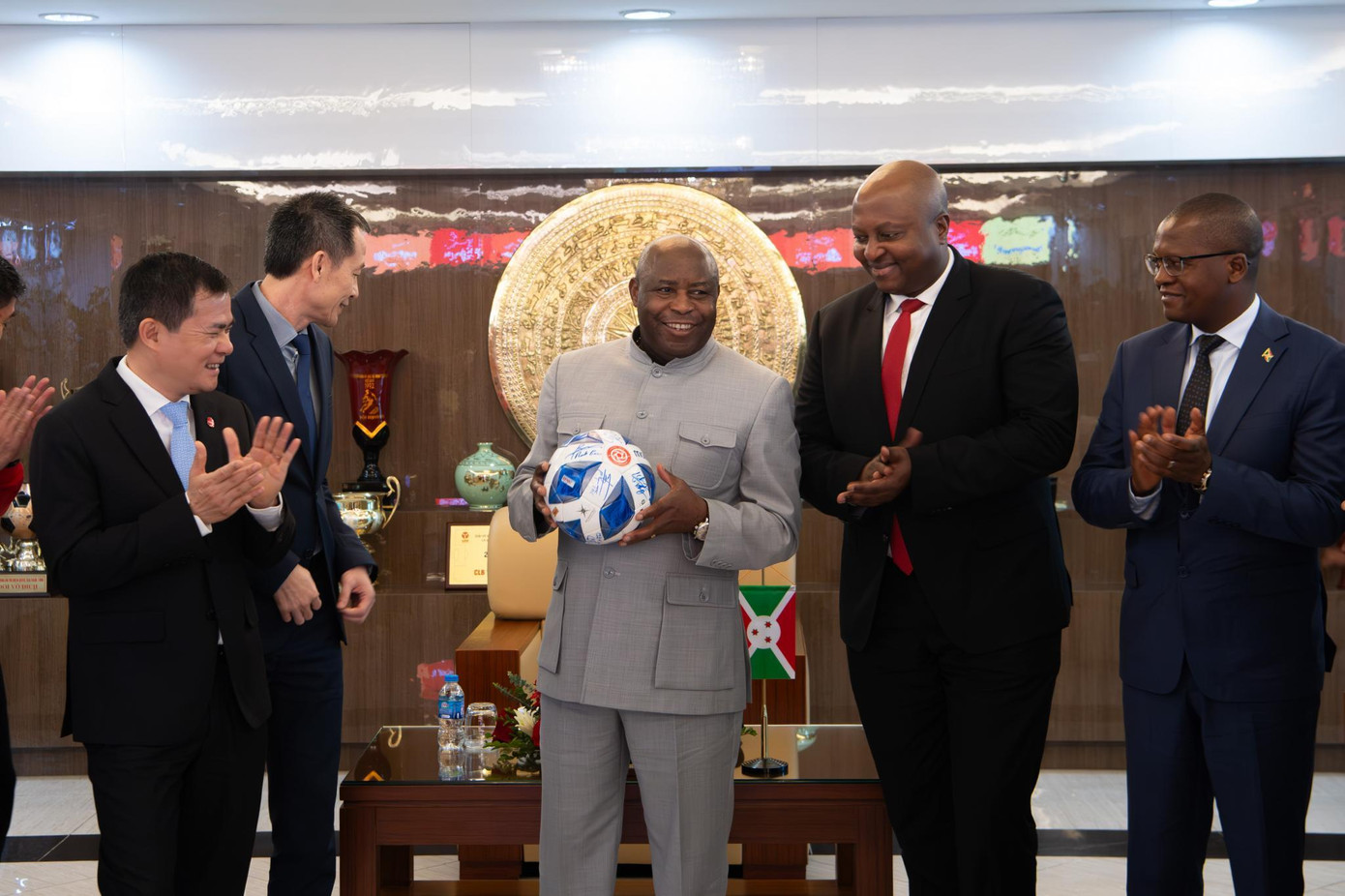 Câu lạc bộ Thể Công - Viettel gửi tặng món quà đến Tổng thống Évariste Ndayishimiye. Câu lạc bộ Thể Công - Viettel gửi tặng món quà đến Tổng thống Évariste Ndayishimiye.