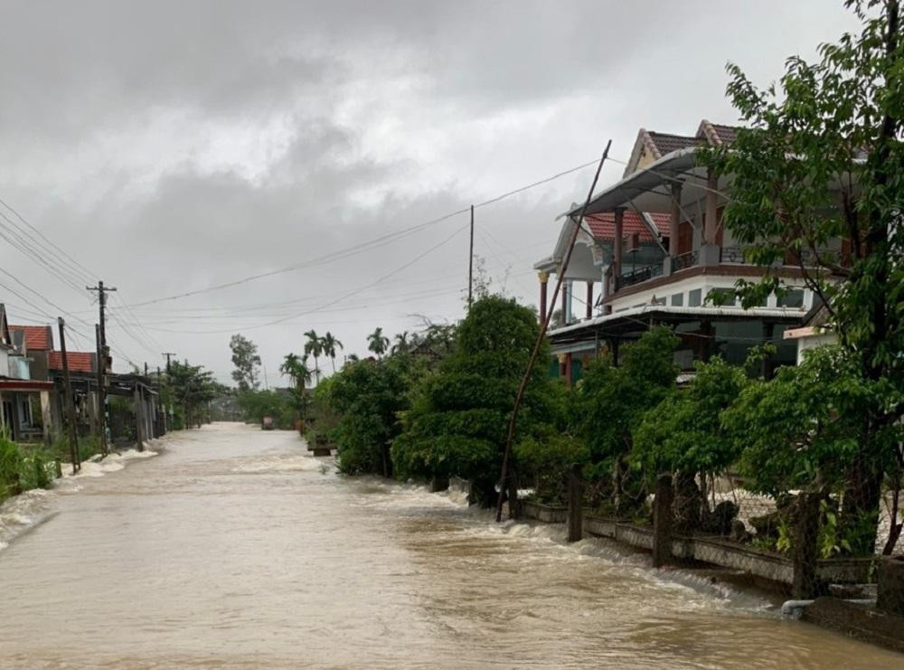 Dự báo mưa lớn dồn dập khiến miền Trung và Tây Nguyên đối mặt với nguy cơ cao về lũ quét, sạt lở đất và ngập úng. Dự báo mưa lớn dồn dập khiến miền Trung và Tây Nguyên đối mặt với nguy cơ cao về lũ quét, sạt lở đất và ngập úng.