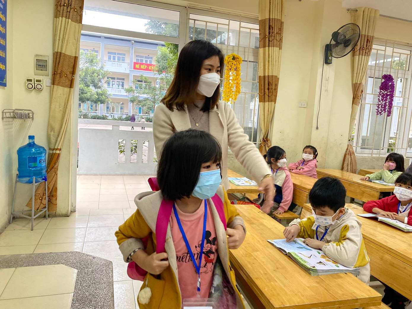 Cô giáo ân cần dắt từng học sinh về chỗ ngồi. Cô giáo ân cần dắt từng học sinh về chỗ ngồi.