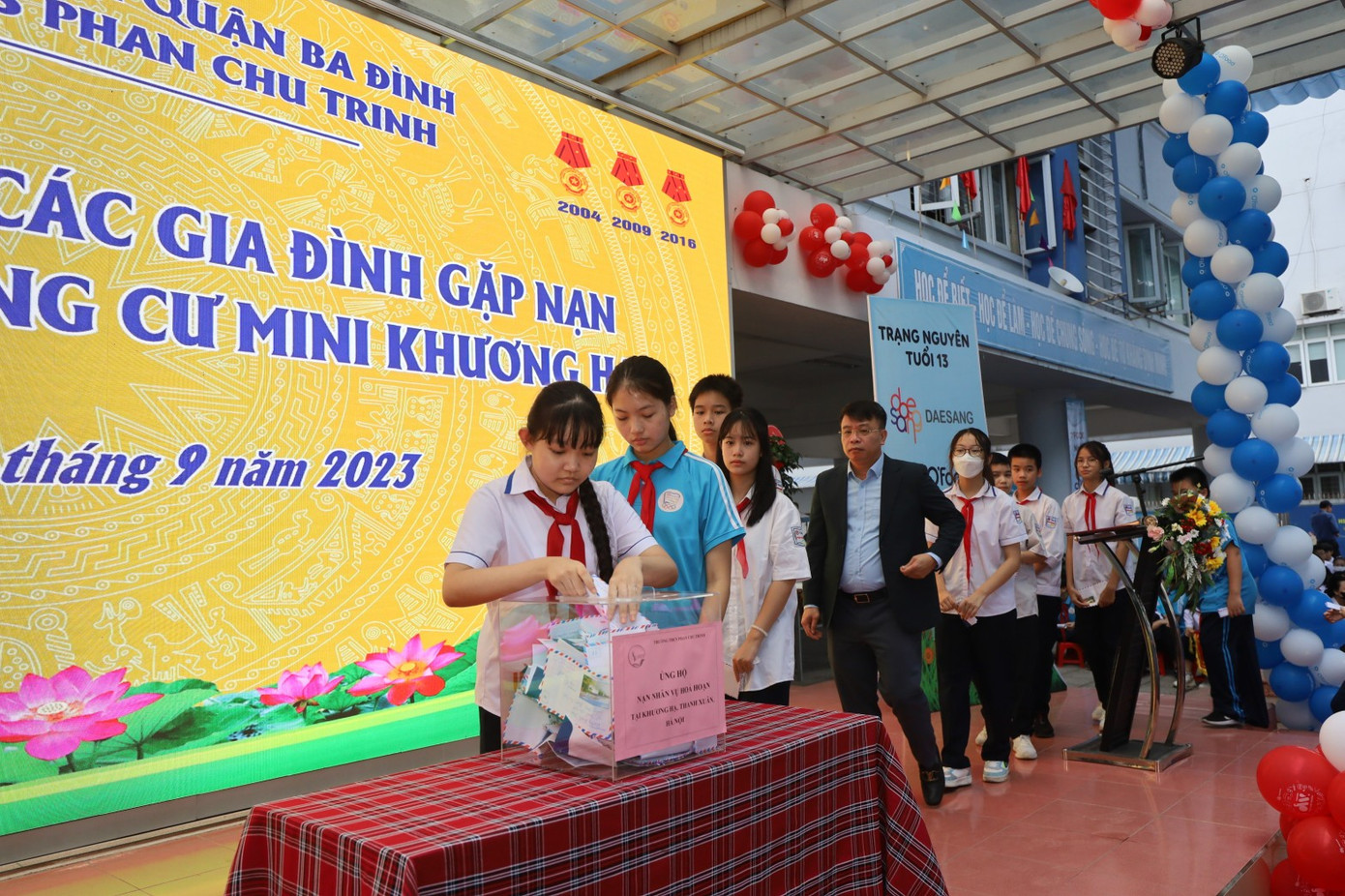 Học sinh trường THCS Phan Chu Trinh quyên góp ủng hộ các nạn nhân trong vụ cháy. Học sinh trường THCS Phan Chu Trinh quyên góp ủng hộ các nạn nhân trong vụ cháy.