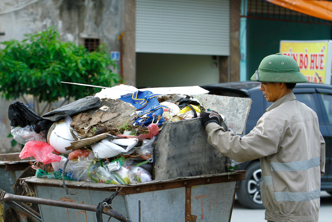 Việc phân loại rác tại nguồn được kỳ vọng sẽ làm giảm khối lượng rác ra môi trường, tăng cường tái chế, tái sử dụng, góp phần đảm bảo mỹ quan đô thị. Ảnh: Như Ý. Việc phân loại rác tại nguồn được kỳ vọng sẽ làm giảm khối lượng rác ra môi trường, tăng cường tái chế, tái sử dụng, góp phần đảm bảo mỹ quan đô thị. Ảnh: Như Ý.