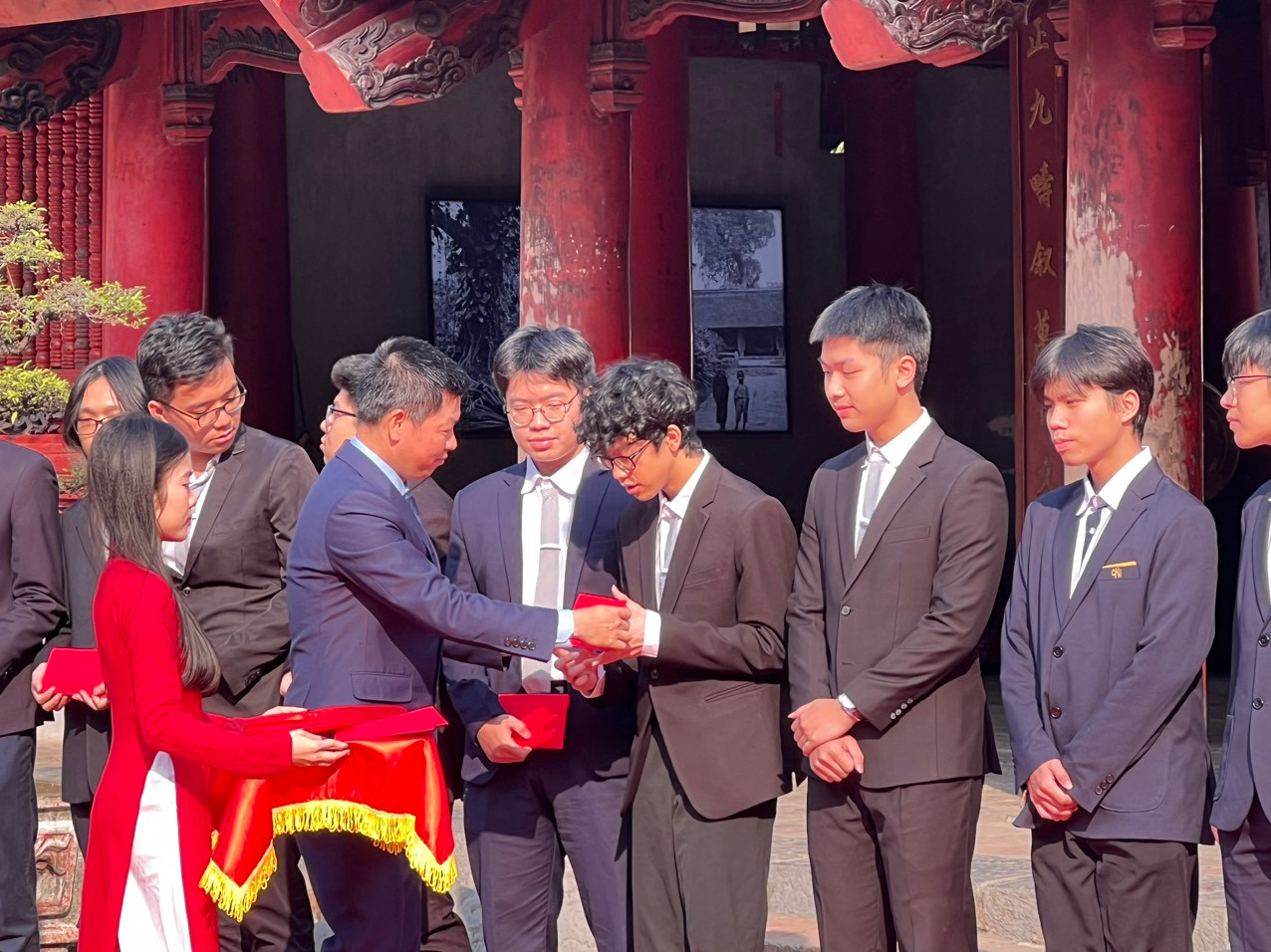 Lãnh đạo Sở GD&ĐT tặng quà, động viên học sinh trước ngày thi. Lãnh đạo Sở GD&ĐT tặng quà, động viên học sinh trước ngày thi.