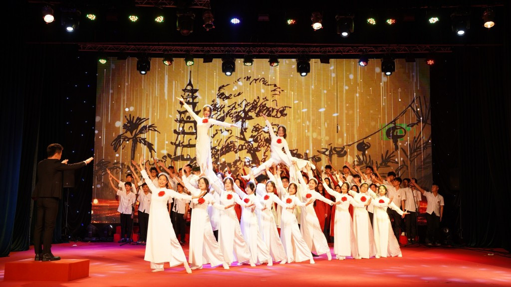 Học sinh Hà Nội biểu diễn tiết mục hợp xướng năm 2023.