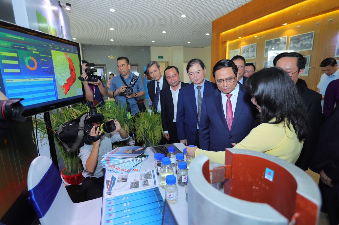 Thủ tướng tham quan gian hàng trưng bày tại Lễ Chào mừng Ngày KHCN Việt Nam chiều 17/5.