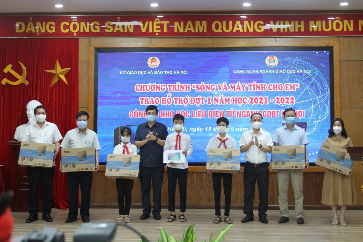 Lãnh đạo Sở GD&amp;ĐT Hà Nội tặng máy tính cho học sinh khó khăn.