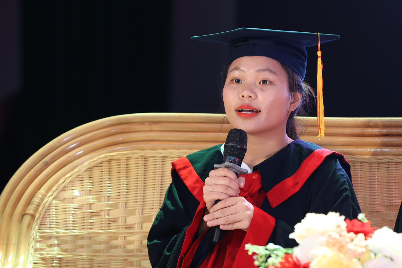 Nguyễn Thị Hậu - Ngành Điều dưỡng, Trường ĐH Y - Dược Thái Bình có hoàn cảnh đặc biệt khi mẹ bị thần kinh. Em được bà ngoại nuôi và từ nhỏ phải đi làm thuê để kiếm sống, học tập. Ngày đi nhập học, cô lủi thủi một mình bắt xe ra trường; nhìn bạn bè có bố mẹ đồng hành, cô không có ai ở bên, nước mắt cô đã rơi. Hậu có ba người thân, trong đó bà đã già, mẹ và cậu bị tâm thần. Hậu đã nuôi một con nghé để khi nó lớn bán để lấy tiền nộp học phí và trang trải cuộc sống. Với hoàn cảnh của Hậu, Quỹ Hỗ trợ Tài năng trẻ Việt Nam sẽ hỗ trợ em mỗi tháng 2 triệu đồng suốt những năm học ĐH.