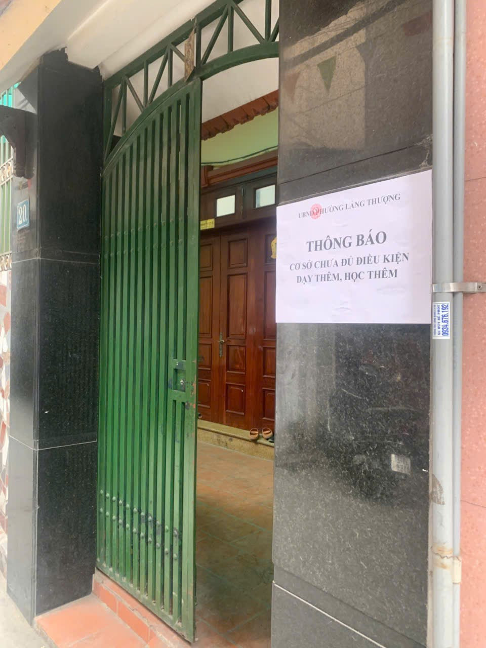 Trung tâm không đủ điều kiện dạy thêm được Phường Láng Thượng dán thông báo để phụ huynh được biết. Trung tâm không đủ điều kiện dạy thêm được Phường Láng Thượng dán thông báo để phụ huynh được biết.
