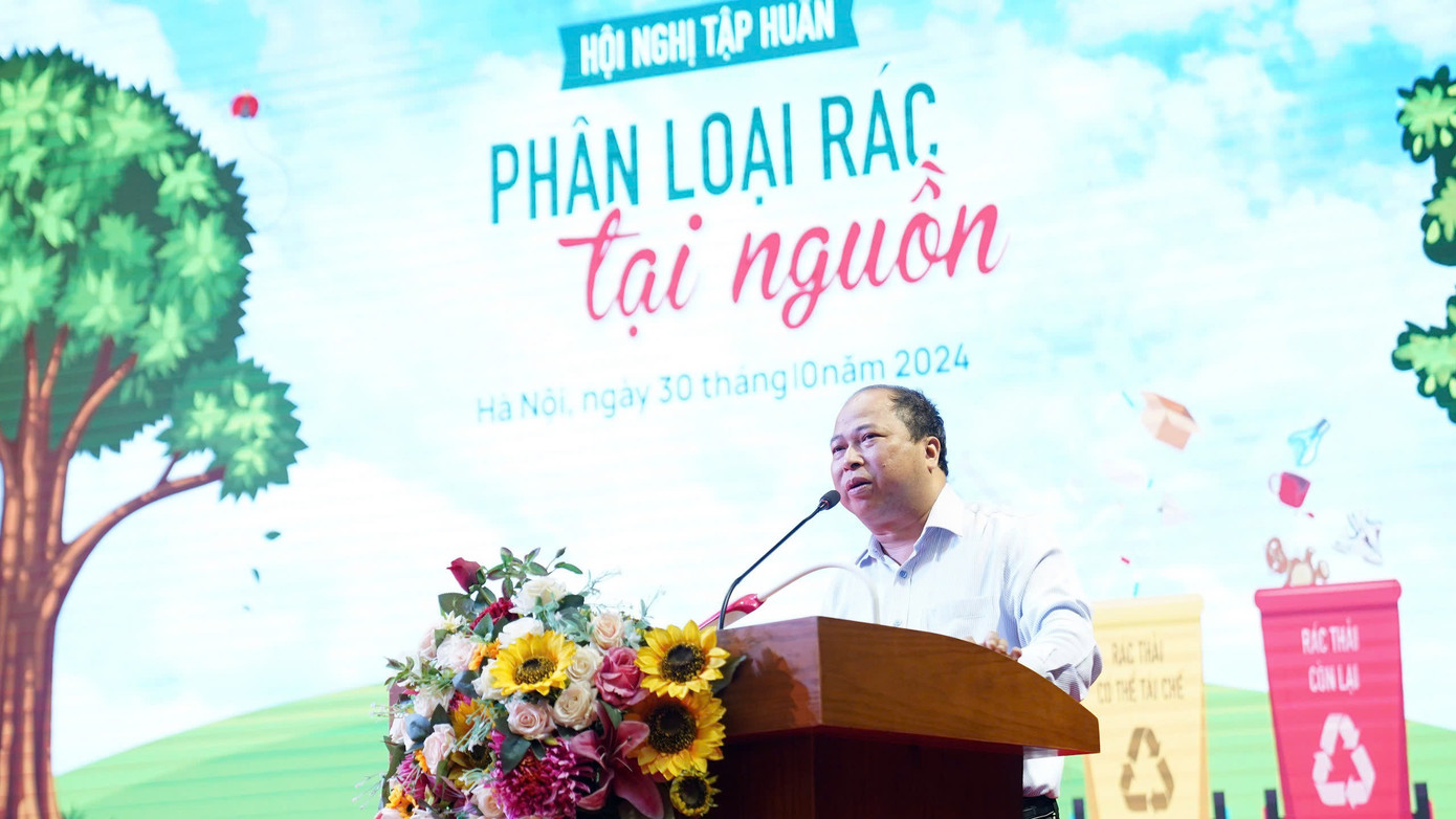 Ông Phạm Văn Ngát, Trưởng phòng GD&ĐT huyện Thanh Trì yêu cầu các trường học triển khai các nội dung giáo dục học sinh bảo vệ môi trường, trong đó các em hành động vì một môi trường xanh từ những cử chỉ, việc làm nhỏ nhất. Ông Phạm Văn Ngát, Trưởng phòng GD&ĐT huyện Thanh Trì yêu cầu các trường học triển khai các nội dung giáo dục học sinh bảo vệ môi trường, trong đó các em hành động vì một môi trường xanh từ những cử chỉ, việc làm nhỏ nhất.