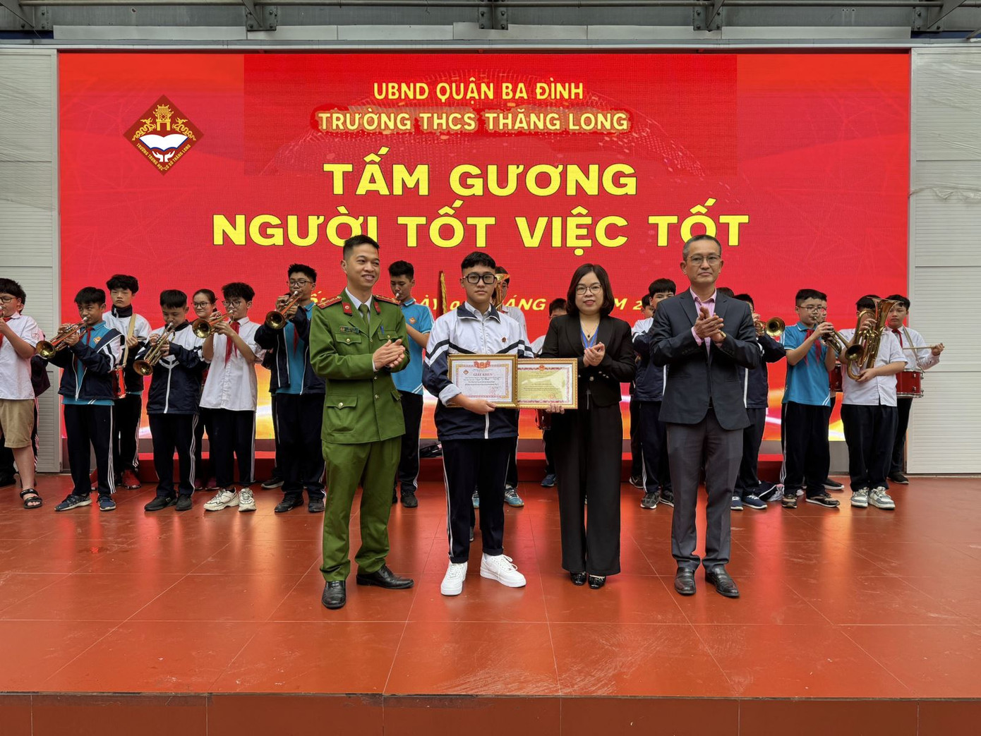 Đại diện phường Cống Vị và cảnh sát khu vực; Hiệu trưởng nhà trường đã tuyên dương, khen thưởng Nguyễn Gia Khánh. Đại diện phường Cống Vị và cảnh sát khu vực; Hiệu trưởng nhà trường đã tuyên dương, khen thưởng Nguyễn Gia Khánh.