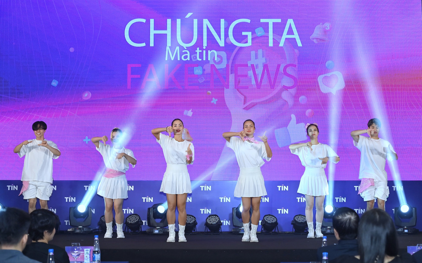 Điệu nhảy Anti Fake News được thể hiện tại lễ phát động.