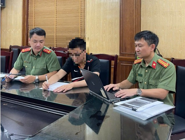 Công an làm việc với thí sinh vi phạm. (ảnh: Công an Hà Nội)