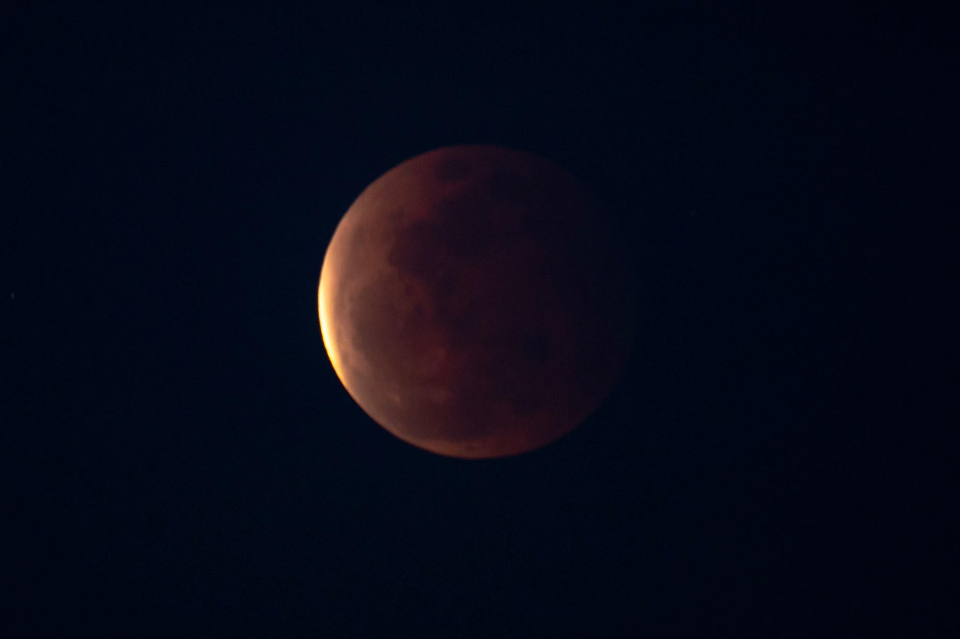 Hiện tượng nguyệt thực toàn phần tối qua (26/5) kéo dài hơn 5 tiếng đồng hồ, bắt đầu lúc 15h47 phút (giờ Hà Nội) khi Mặt Trăng đi vào vùng bóng nửa tối của Trái Đất và chuyển sang màu đỏ nhạt, đạt cực đại lúc 18h18 phút khi Mặt Trăng nằm ở trung tâm vùng bóng tối và chuyển sang đỏ thẫm. Quá trình nguyệt thực toàn phần kéo dài khoảng 7 phút, sau đó chuyển sang nguyệt thực một phần, nguyệt thực nửa tối và kết thúc lúc 20h49 phút. Tại Nha Trang, có thể quan sát hiện tượng lúc hơn 18h, thời điểm pha toàn phần vừa kết thúc. Trong ảnh là Mặt Trăng khi kết thúc pha toàn phần, bắt đầu chuyển sang nguyệt thực một phần. Ảnh: Đài Thiên văn Nha Trang cung cấp. Do ảnh hưởng của điều kiện thời tiết, một số nơi ở Việt Nam khó quan sát sự kiện tối qua như các tỉnh miền Nam, Tây Nguyên và các tỉnh vùng núi phía Bắc. Trong ảnh là pha nguyệt thực một phần. Ảnh: Đài Thiên văn Nha Trang. Tiếp tục pha nguyệt thực một phần. Ảnh chụp tại Đài Thiên văn Nha Trang, đặt tại Hòn Chồng, nơi quan sát thiên văn tốt nhất tại Việt Nam. Nguyệt thực tối qua xảy ra cùng với siêu trăng. Hiện tượng siêu trăng xảy ra khi Mặt Trăng được Mặt Trời chiếu sáng toàn bộ và về gần Trái Đất hơn trăng tròn thông thường. Trong lần siêu trăng này, quan sát từ Trái Đất, Mặt Trăng lớn hơn khoảng 14% và sáng hơn 30%. Trong ảnh pha nguyệt thực một phần kết thúc, bắt đầu nguyệt thực nửa tối. Ảnh: Đài Thiên văn Nha Trang cung cấp. Sau khi kết thúc pha một phần, hiện tượng chuyển sang pha nguyệt thực nửa tối, khi đó Mặt Trăng có màu hồng do khí quyển Trái Đất. Ảnh: Đài Thiên văn Nha Trang cung cấp. Tại Đà Nẵng tối qua, nhiều bạn trẻ cũng háo hức chờ đợi sự kiện thiên văn thú vị nhất năm dù điều kiện quan sát không thực sự tốt do ảnh hưởng của trời nhiều mây. Trong ảnh là pha nguyệt thực một phần được chụp bởi bạn Nguyễn Phú Quang, đăng trên Fanpage Thiên văn Đà Nẵng. Hà Nội là một trong những nơi có thể quan sát khá tốt sự kiện thiên văn tối qua do điều kiện trời quang mây, không mưa. Tuy nhiên, tại Hà Nội chỉ có thể quan sát sự kiện từ sau 18h30, khi pha toàn phần đã kết thúc hoàn toàn, chuyển sang pha một phần. Trong ảnh là nguyệt thực và siêu trăng tối qua tại Hà Nội do Facebooker Miêu Miêu ghi lại. Nguyệt thực và siêu trăng tối qua trên bầu trời Hà Nội. Ảnh: ĐT.