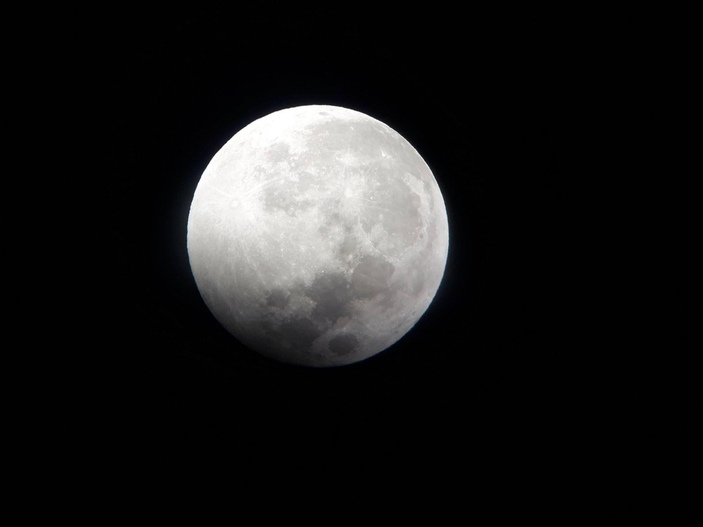 Nguyệt thực tối qua xảy ra cùng với siêu trăng. Hiện tượng siêu trăng xảy ra khi Mặt Trăng được Mặt Trời chiếu sáng toàn bộ và về gần Trái Đất hơn trăng tròn thông thường. Trong lần siêu trăng này, quan sát từ Trái Đất, Mặt Trăng lớn hơn khoảng 14% và sáng hơn 30%. Trong ảnh pha nguyệt thực một phần kết thúc, bắt đầu nguyệt thực nửa tối. Ảnh: Đài Thiên văn Nha Trang cung cấp.