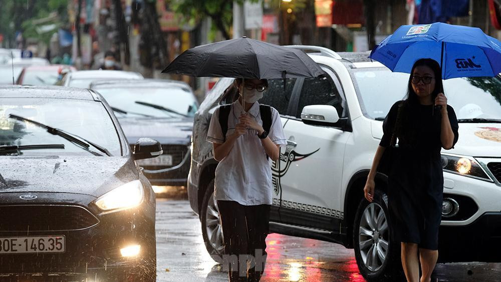 Sỹ tử nhiều vùng trên cả nước sẽ dự thi tốt nghiệp THPT Quốc gia trong điều kiện mưa lớn. Ảnh: Hoàng Mạnh Thắng.