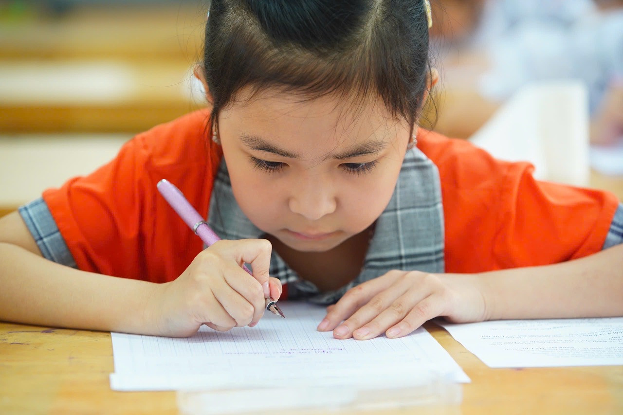 Học sinh tiểu học Việt Nam tham gia cuộc thi Chữ đẹp Việt. (ảnh: Duy Phạm)