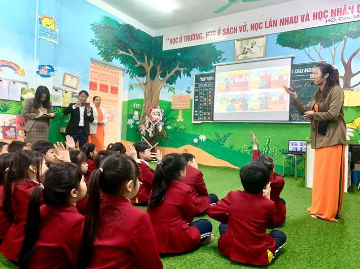 Các nhà quản lý và giáo viên tiểu học cốt cán tại 45 tỉnh thăm trường, dự giờ tại Trường Tiểu học Lê Văn Tám (Hoà Bình)