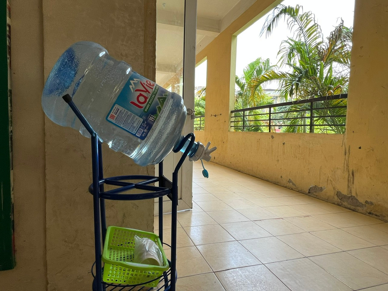 Các điểm thi chu đáo, chuẩn bị bình nước, cốc uống nước đặt ở hành lang, trước cửa phòng thi để thí sinh sử dụng. Đồ đạc tư trang được thanh niên tình nguyện hướng dẫn gửi ở trong các hộp cách xa phòng thi. Mỗi phòng thi là một thùng cát tông để tránh sự nhầm lẫn. Đặc biệt, thí sinh mang điện thoại vào khu vực thi, được chuẩn bị phong bì để các em có thể để vào và ghi họ tên, tránh trường hợp lấy nhầm của nhau.