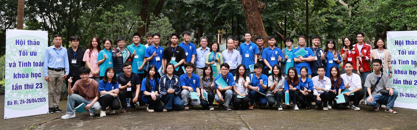 GS Hoàng Xuân Phú chụp ảnh cùng các đại biểu trẻ dự Hội thảo Tối ưu và Tính Toán Khoa học năm 2025. GS Hoàng Xuân Phú chụp ảnh cùng các đại biểu trẻ dự Hội thảo Tối ưu và Tính Toán Khoa học năm 2025.