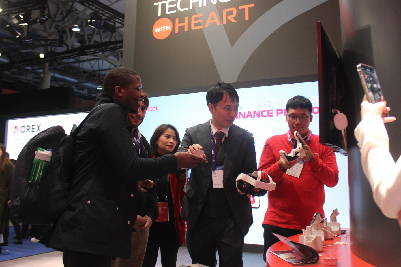 Viettel giới thiệu 17 sản phẩm công nghệ của Việt Nam tại Hội nghị di động thế giới 2024. Viettel giới thiệu 17 sản phẩm công nghệ của Việt Nam tại Hội nghị di động thế giới 2024.