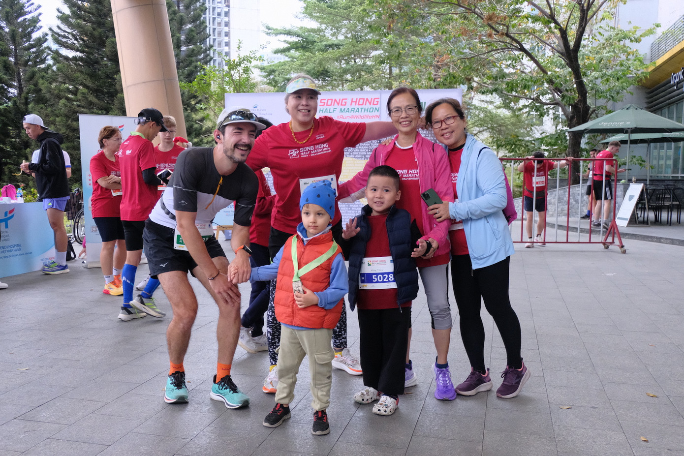 Nhiều thế hệ gia đình cùng tham gia giải chạy. Nhiều thế hệ gia đình cùng tham gia giải chạy.