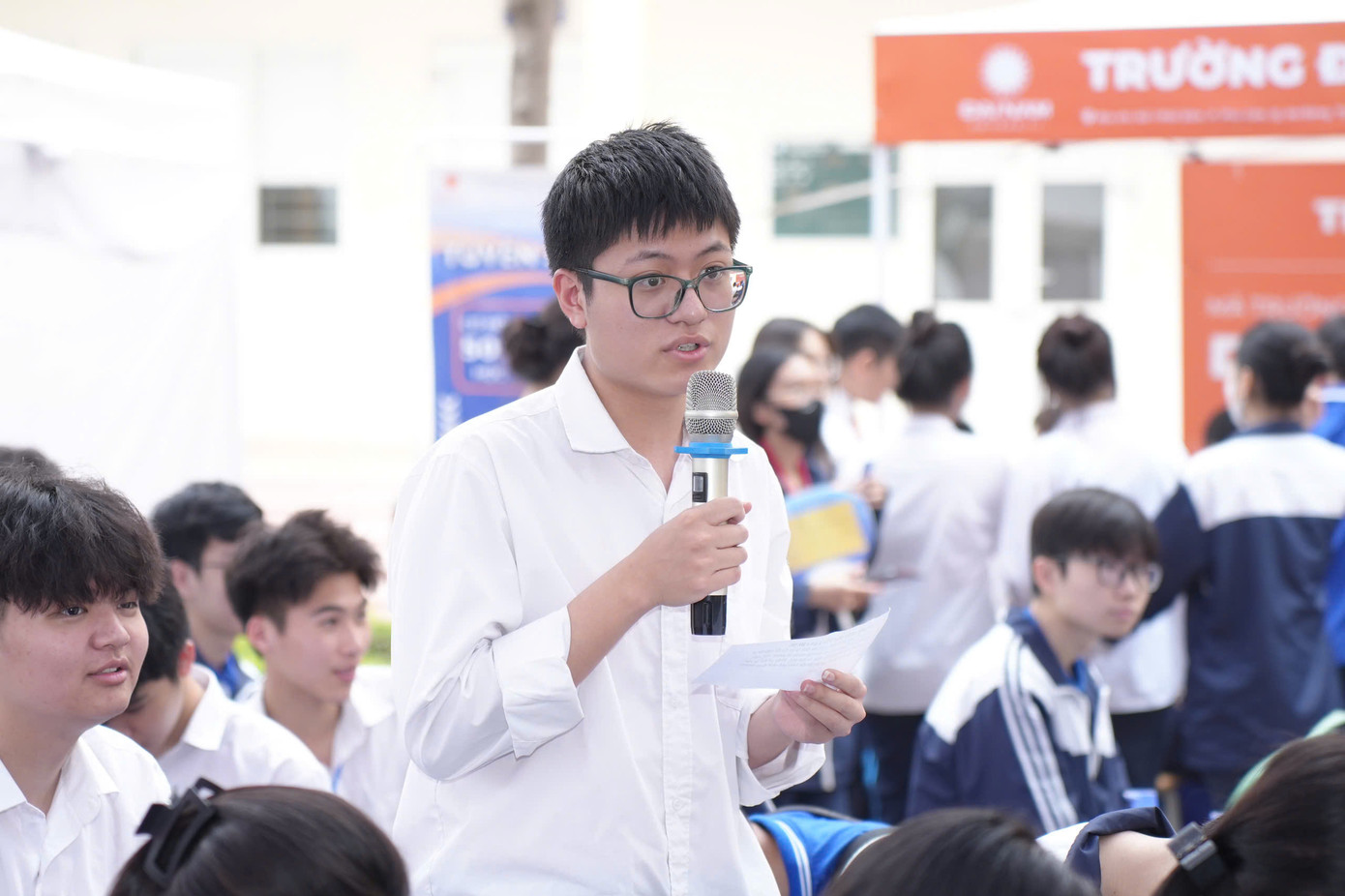 Nhiều học sinh quan tâm đến vấn đề lựa chọn ngành học, nghề nghiệp.