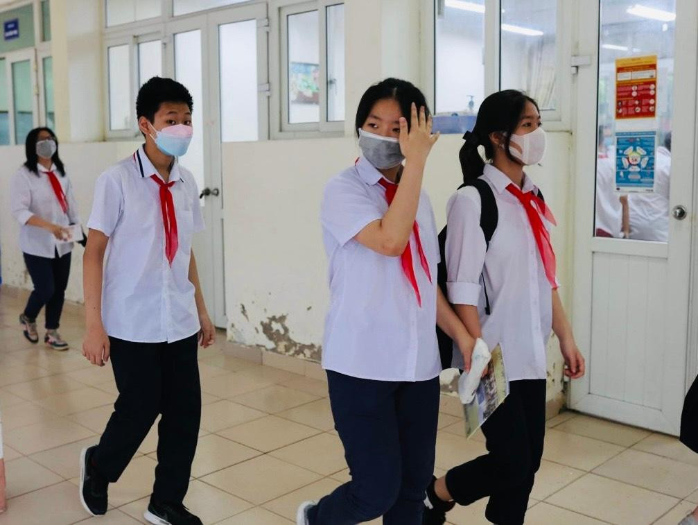 Học sinh Trường THCS Giảng Võ sau một giờ học (ảnh: Như Ý) Học sinh Trường THCS Giảng Võ sau một giờ học (ảnh: Như Ý)