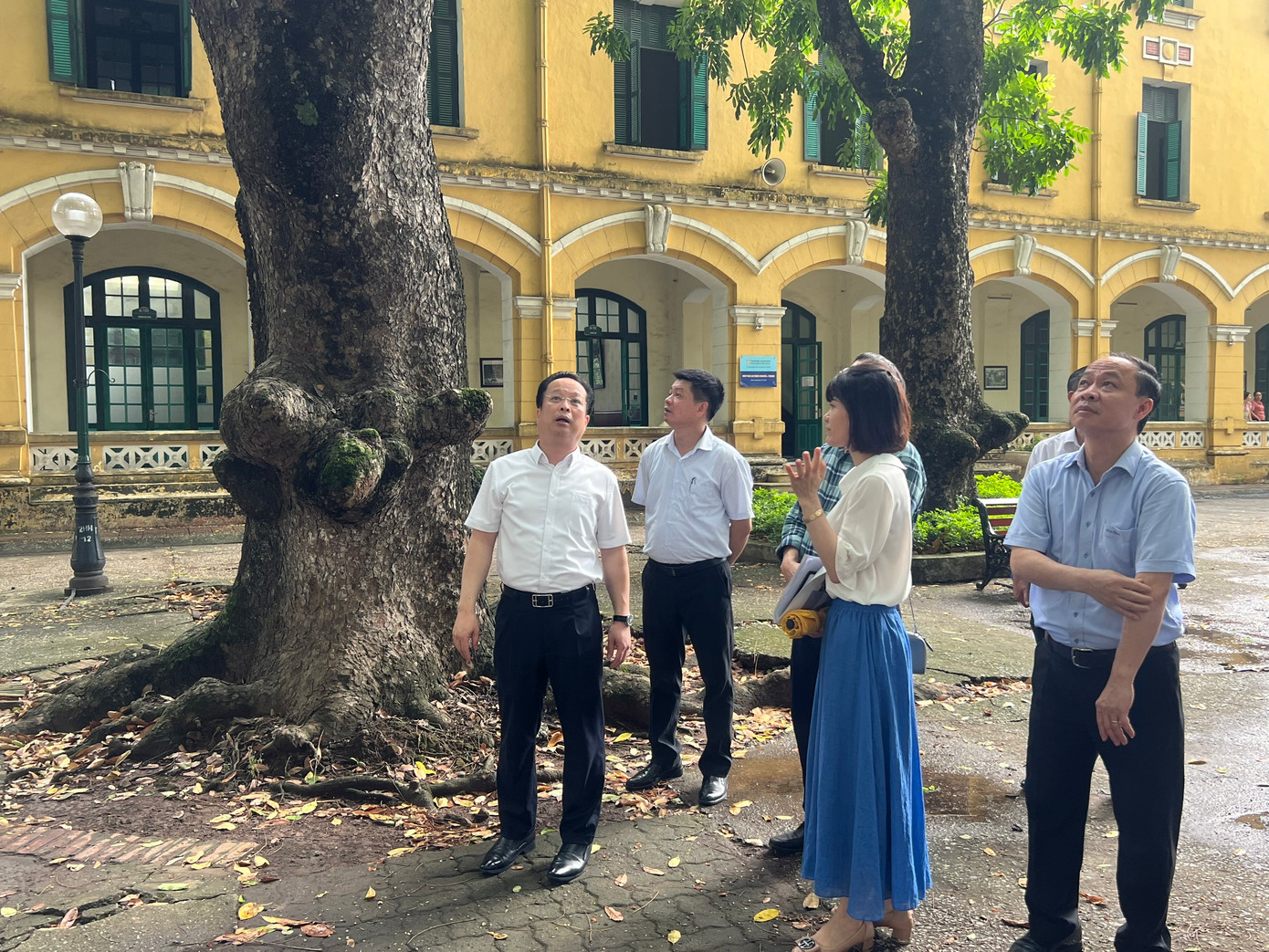 Với lượng thí sinh đông nhất cả nước, lãnh đạo Sở GD&ĐT Hà Nội đề nghị các lực lượng rà soát, chuẩn bị kỹ lưỡng nhất để kỳ thi diễn ra an toàn, nghiêm túc. Trong đó có việc kiểm tra lại hệ thống cây xanh, đường điện, phương án giao thông.... Với lượng thí sinh đông nhất cả nước, lãnh đạo Sở GD&ĐT Hà Nội đề nghị các lực lượng rà soát, chuẩn bị kỹ lưỡng nhất để kỳ thi diễn ra an toàn, nghiêm túc. Trong đó có việc kiểm tra lại hệ thống cây xanh, đường điện, phương án giao thông....