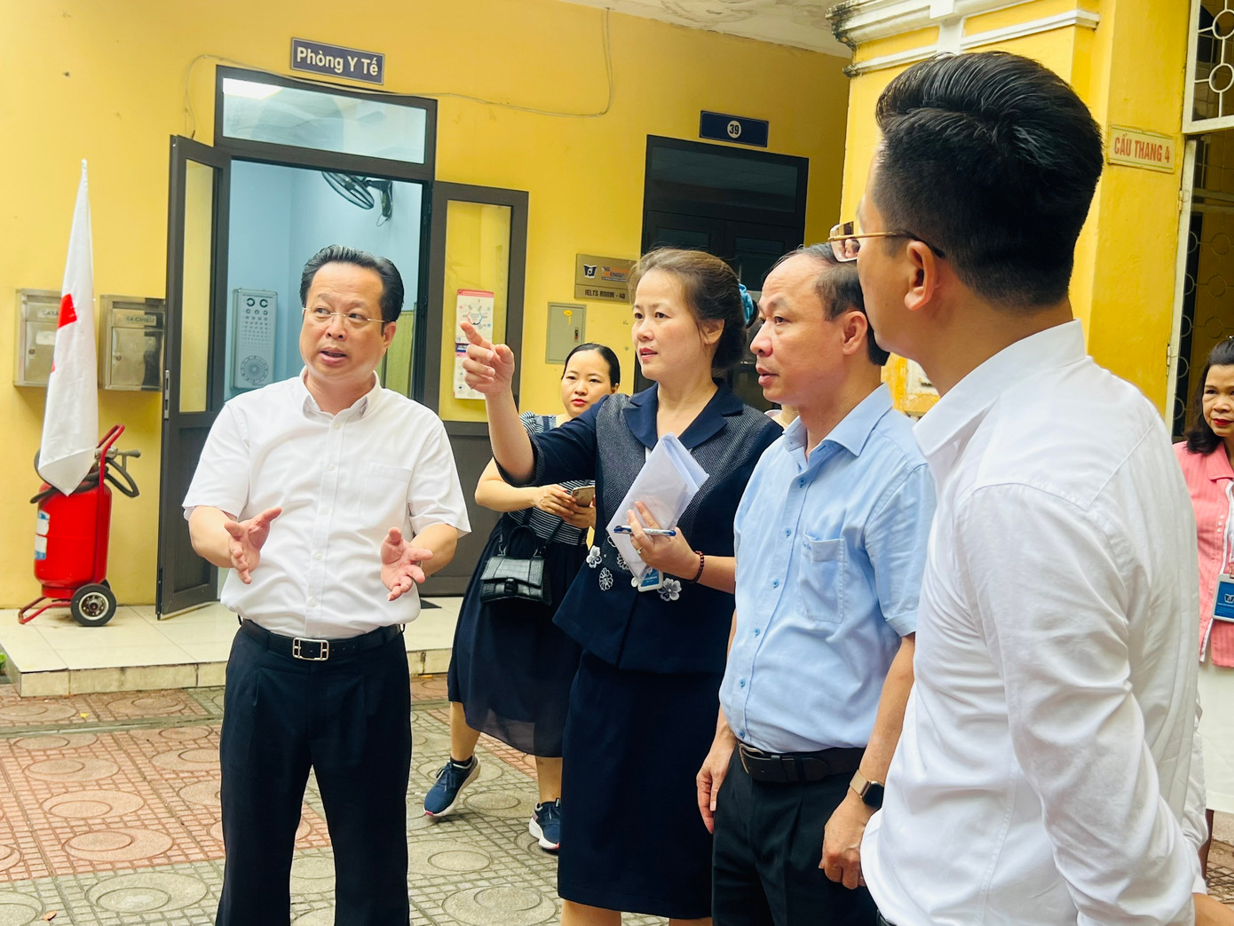 Lãnh đạo Sở GD&amp;ĐT Hà Nội kiểm tra cơ sở vật chất các trường học trước kỳ thi tuyển sinh lớp 10.