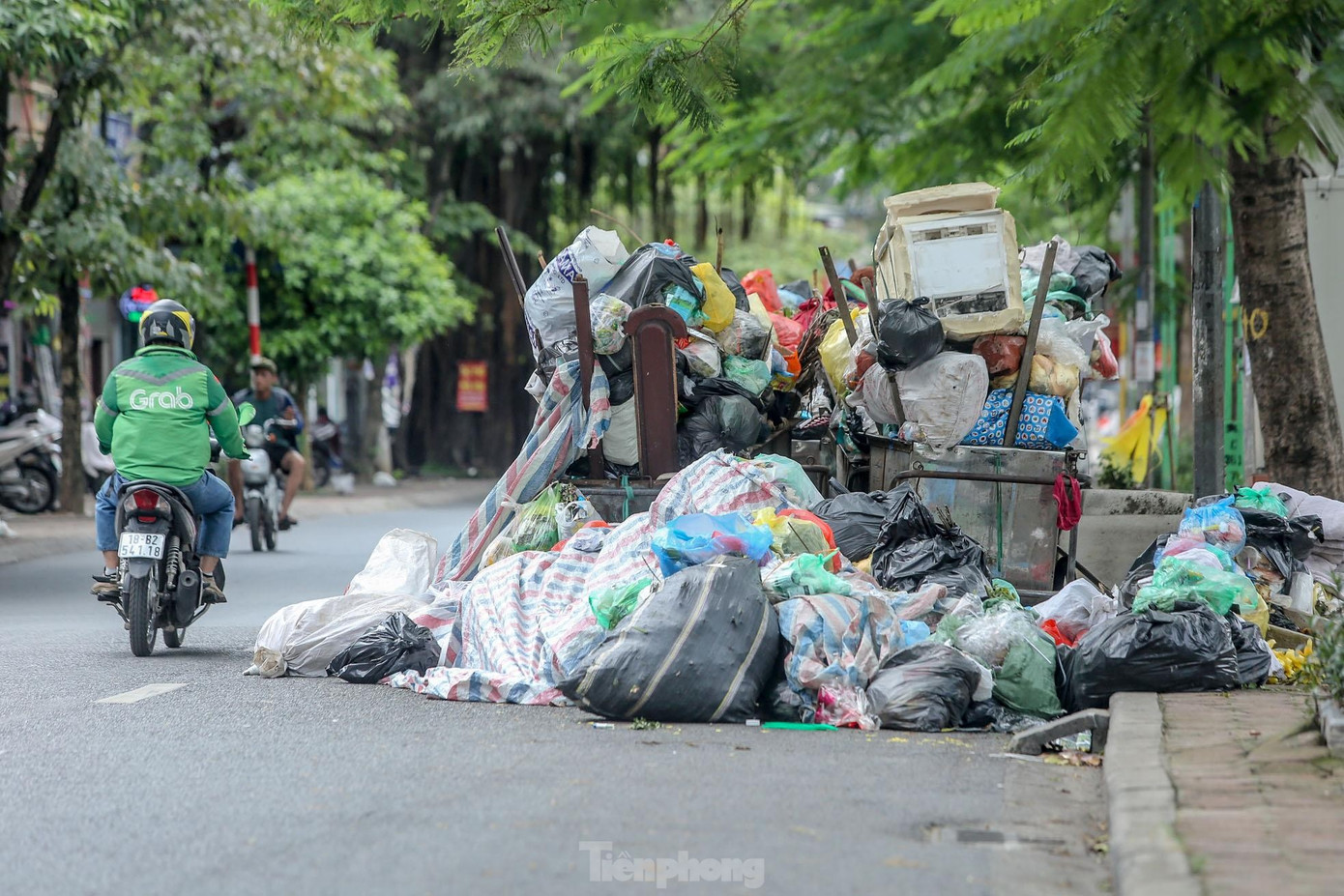 Rác thải tồn đọng trên đường phố Hà Nội. Ảnh: Duy Phạm.