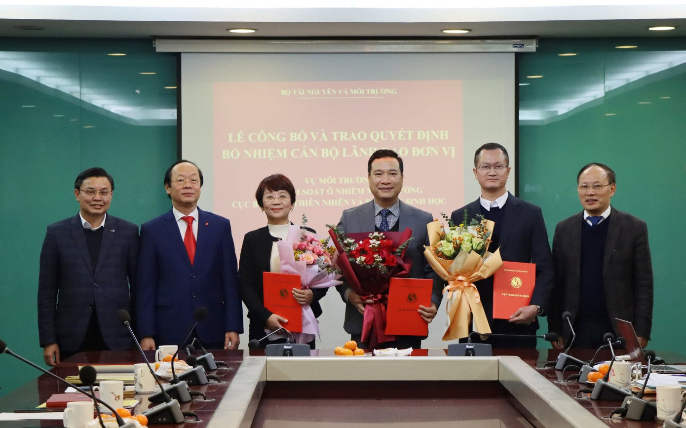 Bà Nguyễn Thị Thiên Phương và các ông Lê Hoài Nam (thứ hai từ phải sang) và Hồ Kiên Trung (thứ ba từ phải sang) được bổ nhiệm giữ chức Phó Cục trưởng Cục Kiểm soát ô nhiễm môi trường.