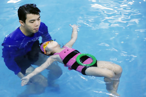 Xác định bơi lội là một trong những kỹ năng quan trọng nên nhiều phụ huynh tìm lớp đăng ký cho con học tuy nhiên mức phí không hề rẻ.