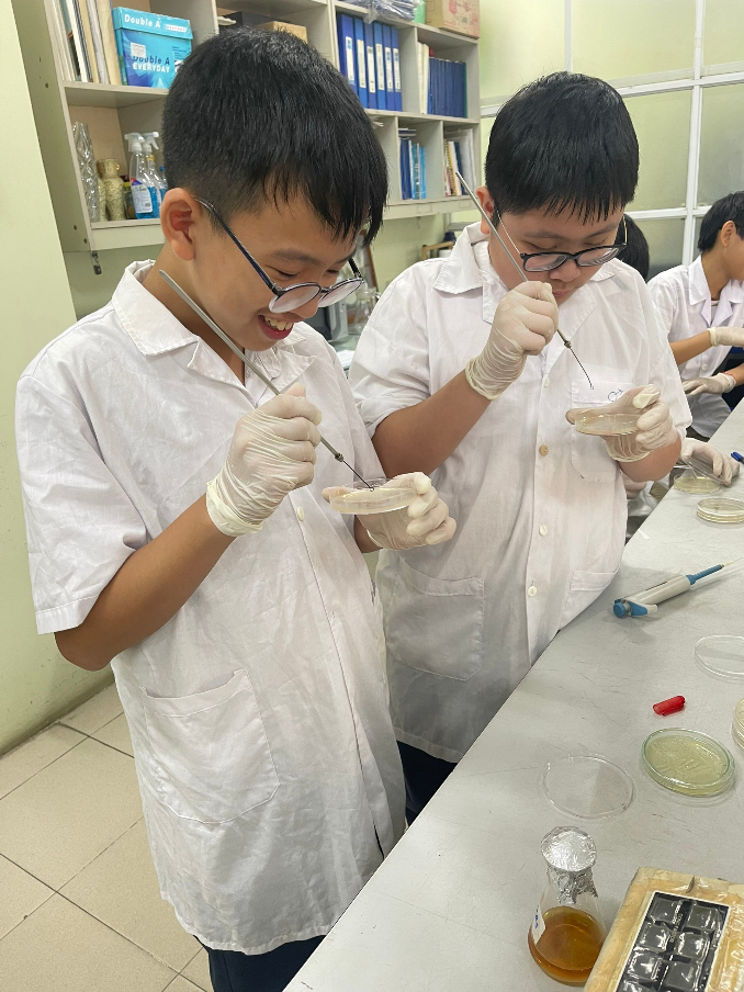 Học sinh trong nhóm nghiên cứu tại phòng thí nghiệm.