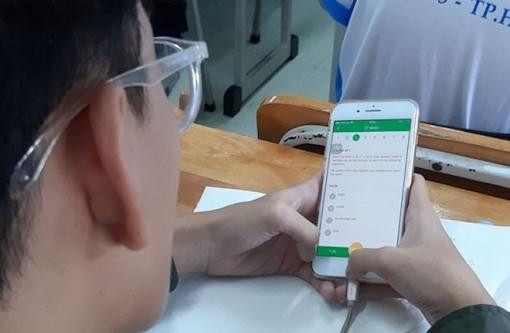 Học sinh sử dụng điện thoại trong lớp cho mục đích học tập được bao nhiêu thời gian là câu hỏi khó trả lời.