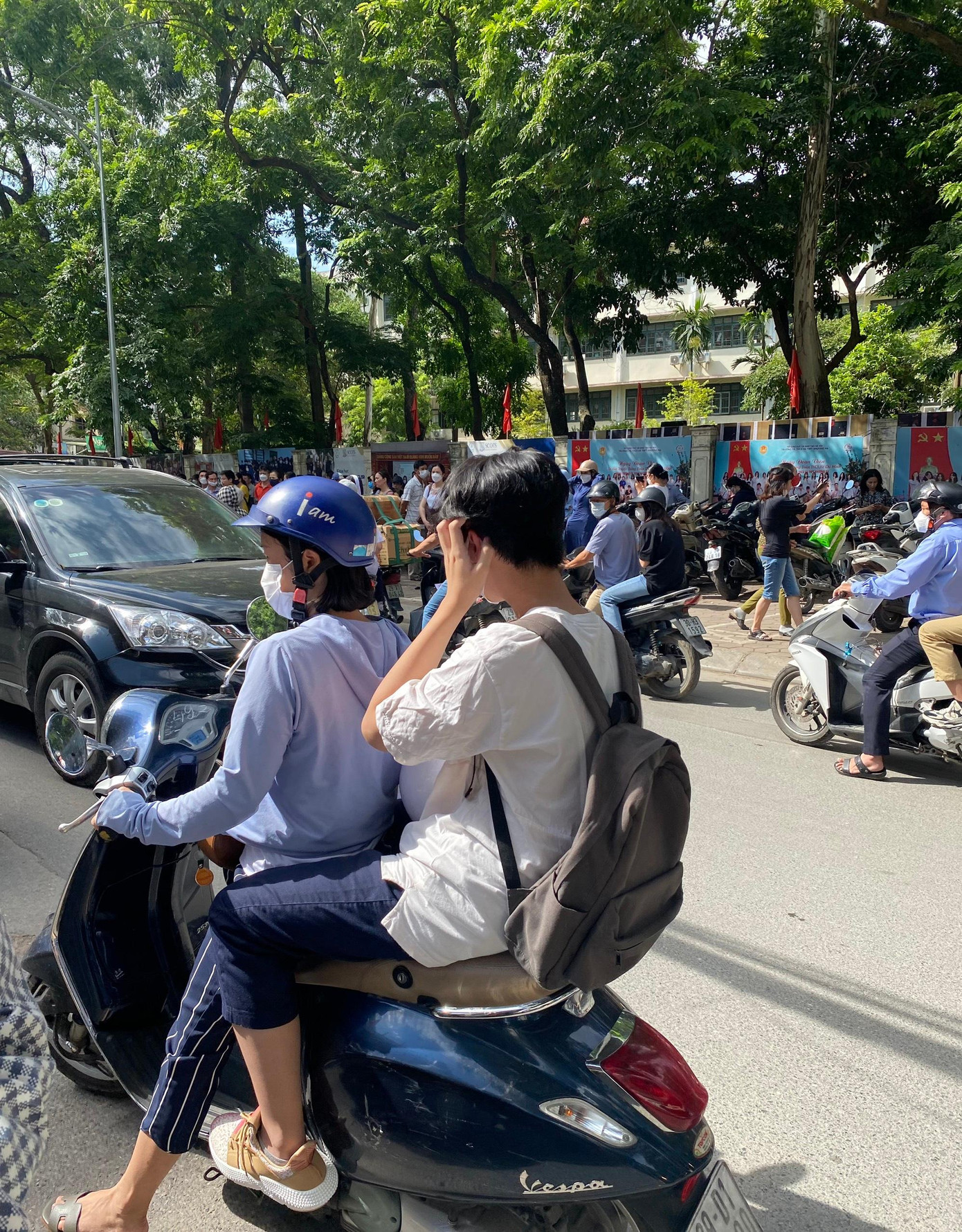 Thí sinh này đến điểm thi THCS Khương Đình, quận Thanh Xuân để làm thủ tục dự thi. (ảnh: Hà Linh) Thí sinh này đến điểm thi THCS Khương Đình, quận Thanh Xuân để làm thủ tục dự thi. (ảnh: Hà Linh)