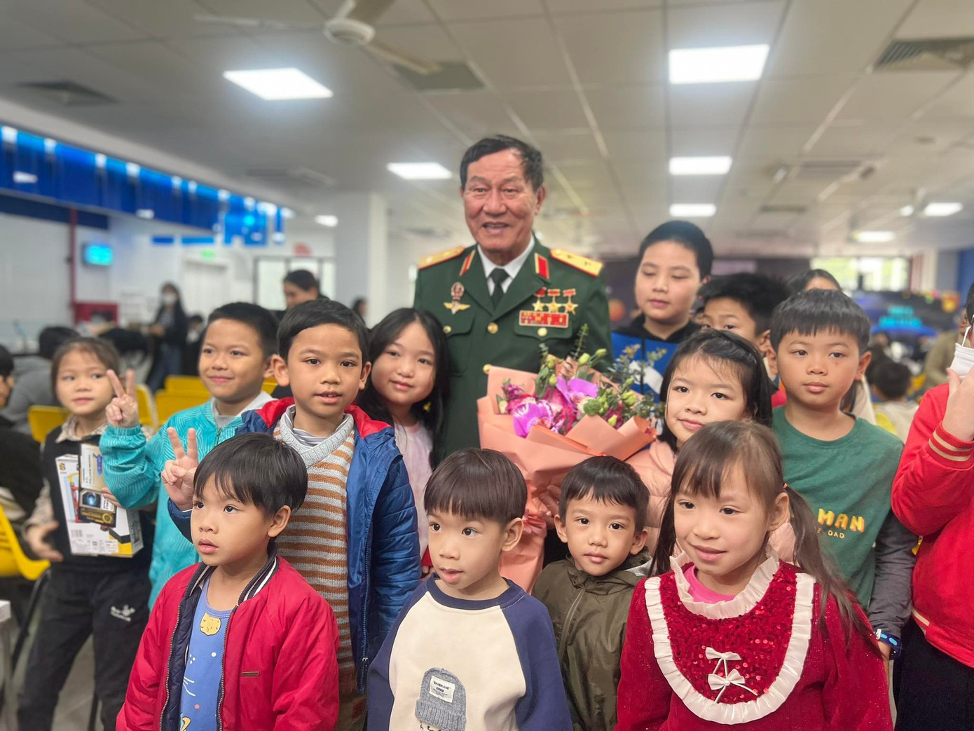 Trung tướng Phạm Tuân trong vòng vây của học sinh Hà Nội. Trung tướng Phạm Tuân trong vòng vây của học sinh Hà Nội.