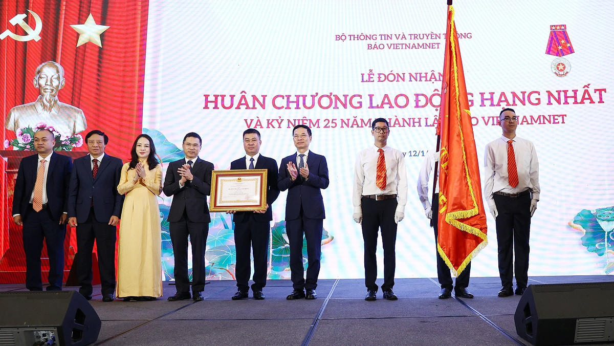 Báo VietNamNet đón nhận Huân chương Lao động hạng Nhất nhân kỷ niệm 25 năm thành lập. Báo VietNamNet đón nhận Huân chương Lao động hạng Nhất nhân kỷ niệm 25 năm thành lập.